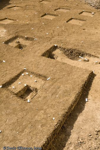 Sondage après décapage sur un site mésolithique (8200-7500 avant notre ère). Fouille de la rue Farman à Paris, 2008. 