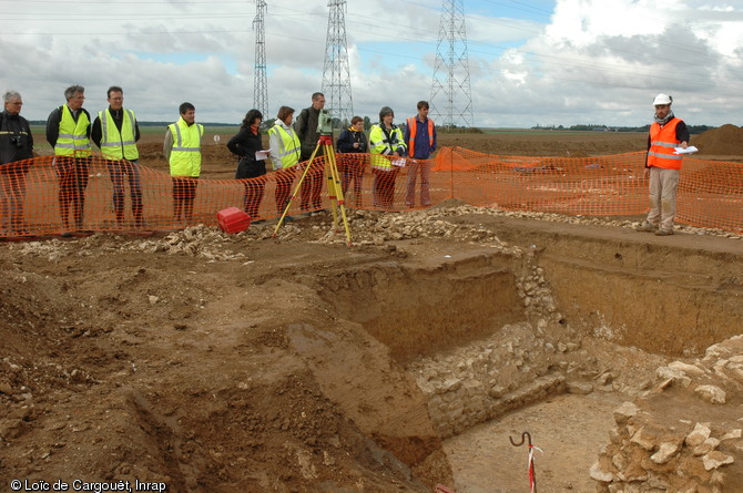 Une visite des personnels de la DREAL sur le chantier de  la petite contrée  à Allonnes (Eure-et-Loir) en septembre 2010. Les vestiges visibles correspondent à un bâtiment construit au milieu du Ier s. de notre ère, ferme ou petite villa, au centre duquel a été aménagé une cave dont les murs ont été par la suite largement détruits. 