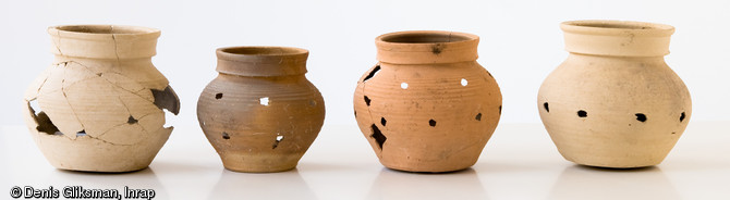 Pots funéraires des XIIIe-XIVe s., fouille du site de l'ancien prieuré Sainte-Marie-Madeleine à Mantes-la-Jolie (Yvelines), 2009.