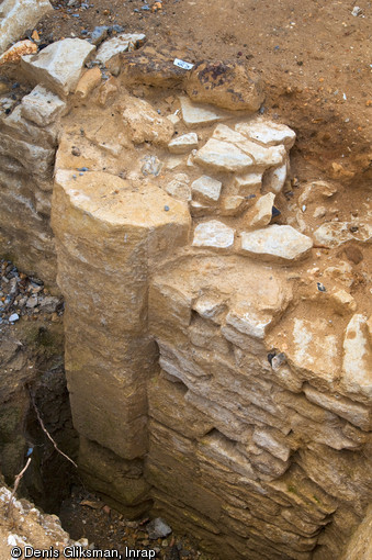 Colonne engagée au sud-est du site. Fouille de l'ancien prieuré Sainte-Marie-Madeleine, fondé dans la première moitié du XIIe s. à Mantes-la-Jolie (Yvelines), 2009. 