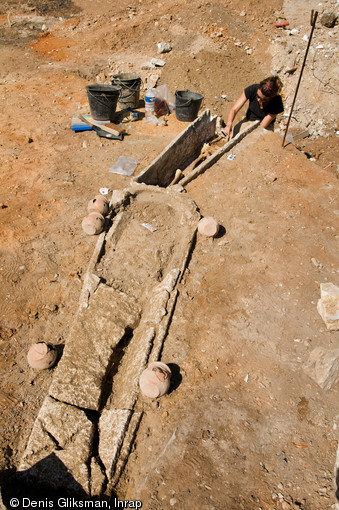 Sarcophage en plâtre avec des urnes funéraires. Fouille du site de l'ancien prieuré Sainte-Marie-Madeleine, fondé dans la première moitié du XIIe s. à Mantes-la-Jolie (Yvelines), 2009.