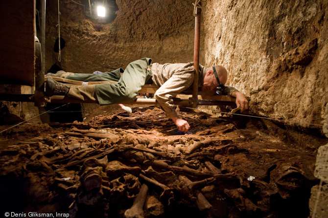 Dégagement des ossements. Fouille dans la catacombe des saints Pierre et Marcellin (IIIe-IVe s.), Rome, 2008.  Entre 2005 et 2008, un programme de fouilles a été engagé permettant la mise au jour d'un nombre considérable d'ossements humains dans un secteur encore inexploré de la catacombe, ici la tombe X8. 