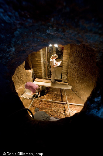 Fouille en cours et relevés. Fouille de la catacombe des saints Pierre et Marcellin à Rome, 2008.  Entre 2005 et 2008, un programme de fouilles a été engagé permettant la mise au jour d'un nombre considérable d'ossements humains sur une épaisseur de près d'un mètre dans un secteur encore inexploré de la catacombe, ici la tombe X84.