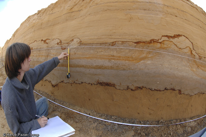 Relevé d'une coupe stratigraphique à Tourville-la-Rivière (Seine-Maritime), 2010.  Cette succession de dépôts sédimentaires est particulièrement intéressante car elle constitue un extraordinaire enregistrement des variations climatiques et environnementales qui se sont déroulées dans la vallée de la Seine au cours du Pléistocène moyen. 