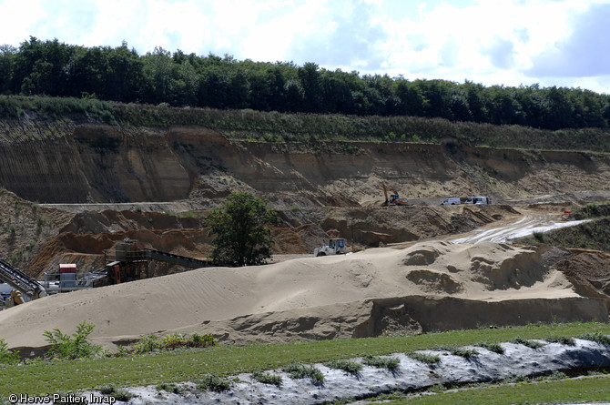 Le site paléolithique de Tourville-la-Rivière (Seine-Maritime), 2010 : implanté dans une carrière de sables et de graviers, le site offre une imposante séquence de plus de 30 m de haut reposant sur la basse terrasse de la Seine, à 14 km au sud de Rouen.