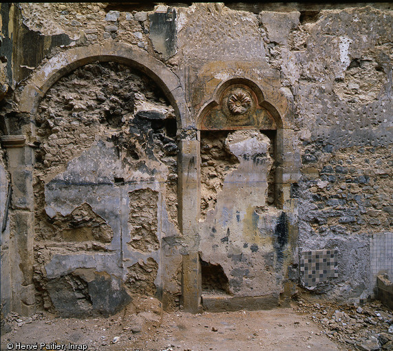 Dégagement d'une porte médiévale du XIVe s. condamnée par des réaménagements postérieurs, îlot de la visitation (Metz, Lorraine), 1992.