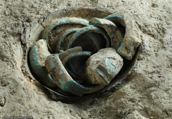 Le dépôt de bracelets découvert en 2009 à Domloup (Ille et Vilaine).  Constitué de sept bracelets tous déformés, par torsion ou écrasement, le dépôt a été daté de la fin du Bronze Moyen (aux environs de 1300 avant notre ère). 