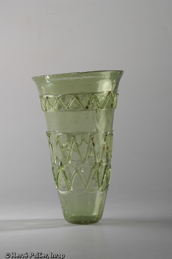 Gobelet en verre finement décoré découvert en 2006 dans une des tombes de la nécropole de Saint-Marcel (Morbihan), Ve s. de notre ère. 