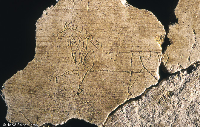 Cheval gravé sur la paroi d'un édifice antique découvert à l'emplacement de l'ancien hôpital Ambroise-Paré à Rennes (Ille-et-Vilaine), 1999-2000.