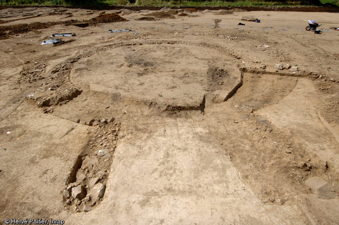 Fanum circulaire (12 m de diamètre), IIe-IIIe s. de notre ère, Neuville-sur-Sarthe (Sarthe), 2010.  Par sa forme et son orientation (vers le nord), ce fanum constitue une découverte exceptionnelle. Associé à un petit temple rectangulaire, l'entrée de ce temple était mise en valeur par une pergola de 50 m de long. 