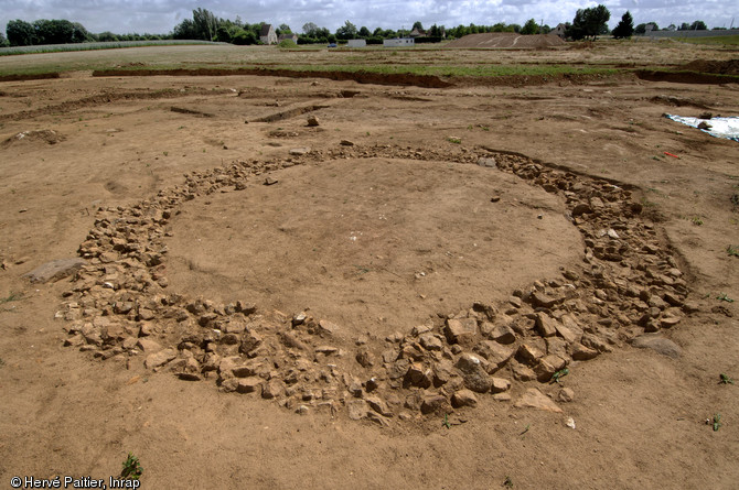   Fanum de plan octogonal, IIe-IIIe s. de notre ère, Neuville-sur-Sarthe (Sarthe), 2010.Il s'agit d'une des six  chapelles annexes  organisées autour d'un grand fanum rectangulaire, formant un grand ensemble cultuel délimité par un temenos.  