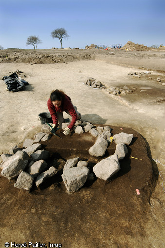 Fouille en cours d'une structure de combustion à Carnac sur le site Néolithique moyen (4500 avant notre ère) de Montauban (Ille-et-Vilaine), 2009.  Déconnectés de tout contexte funéraire ou domestique, la fonction de ces structures reste posée : doivent-elles être mises en relation avec le riche mégalithisme de la région ou liés aux habitats de leurs bâtisseurs néolithiques ? 