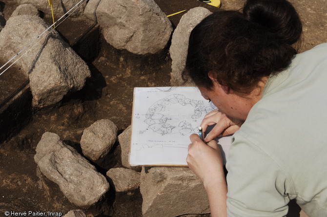 Relevé en cours d'une structure de combustion à Carnac sur le site Néolithique moyen (4500 avant notre ère) de Montauban (Ille-et-Vilaine), 2009.