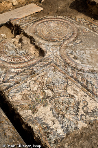 Mosaïque du Ve s. de notre ère. Fouille de l'esplanade de la Major à Marseille, 2008.  Elle décorait le sol du palais épiscopal. Les manques dans la mosaïque sont dus au creusement de tombes au Moyen Âge. 