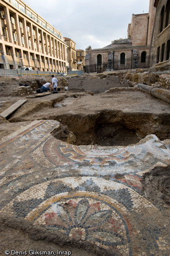 Mosaïque du Ve s. appartenant au groupe épiscopal, fouille de l'esplanade de la Major à Marseille, 2008. Un cimetière paroissial, utilisé du XII° s. jusqu'à l'époque moderne, est venu perturber les niveaux paléochrétiens.
