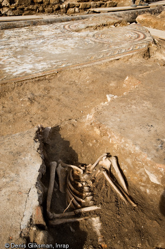 Sépulture médiévale creusée dans le sol antique, fouille de l'esplanade de la Major à Marseille, 2008.   Un cimetière paroissial est installé au XII° s. au dessus de l'ancien groupe épiscopal paléochrétien. 