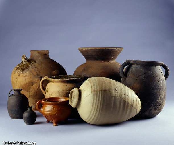 Les vases retrouvés dans le château du Guildo (Côtes-d'Armor) illustrent l'implication des Bretons dans le commerce international durant les XVe et XVIe siècles.  La jarre au premier plan contenait de l'huile espagnole, la marmite vernissée rouge est flamande et les deux céramiques en grès sombre normandes. 