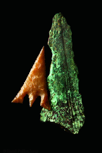 Pointe de flèche de type armoricain (silex, longueur 4 cm) et poignard (alliage cuivreux, longueur 8 cm) découverts dans la chambre funéraire d'un tumulus à Beaumont- Hague (Manche) en 1851.