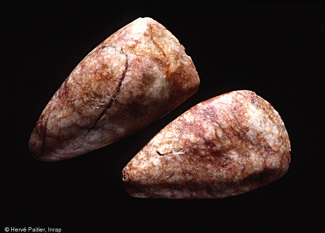 Deux lames de haches polies en sillimanite imprégnée d'ocre (longueur de la plus grande : 9 cm), issues du comblement de la probable sépulture du Haut-Mée (Ille-et-Vilaine), 1995-1996.