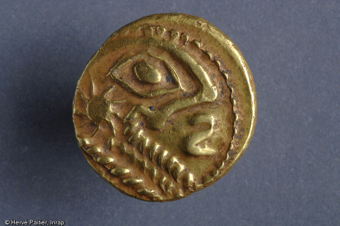 Monnaie gauloise en or découverte en 2005 sur le chantier de la rue aux Ours à Rouen.