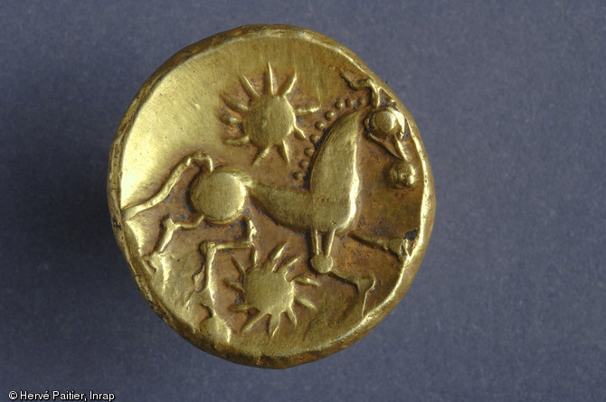 Monnaie gauloise en or découverte en 2005 sur le chantier de la rue aux Ours à Rouen.