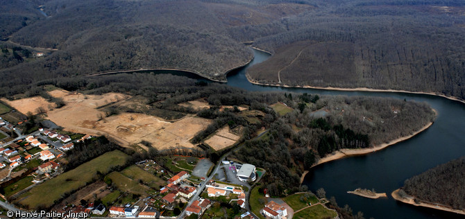 Vue aérienne de l'oppidum de l'âge du Fer à Mervent (Vendée), 2009.  L'occupation majeure du site correspond à la fin du premier âge du Fer avec près de 1000 structures fouillées et plus de 35 bâtiments répertoriés pour cette période. 