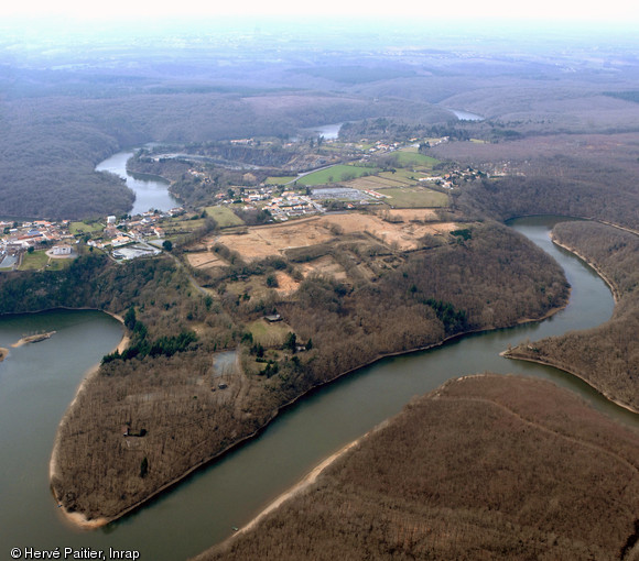 Vue aérienne de l'oppidum de l'âge du Fer à Mervent (Vendée), 2009.  Le paysage du massif forestier de Mervent-Vouvant où s'implante l'oppidum est marqué par les vallées encaissées et sinueuses de la Mère et de la Vendée.  