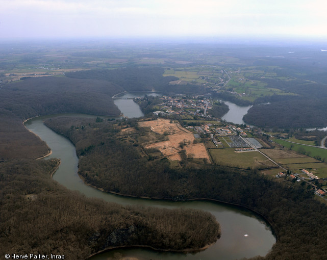 Vue aérienne de l'oppidum de l'âge du Fer à Mervent (Vendée), 2009.  L'éperon de Mervent est fréquenté dès le Paléolithique mais l'occupation majeure se situe au premier âge du Fer où un rempart protège un espace de 15 ha. La surface enclose atteindra 35 ha à la fin de l'époque gauloise. 