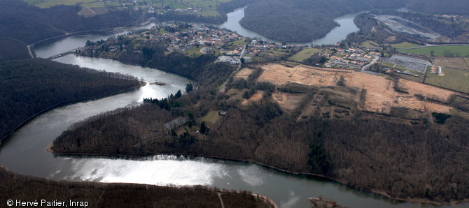 Vue aérienne de l'oppidum de l'âge du Fer à Mervent (Vendée), 2009.  Implanté sur une hauteur le long de la Vendée et doté de nappes perchées, le site de Mervent est occupé principalement à la fin du premier âge du Fer où une agglomération ceinte d'un rempart s'y développe.  