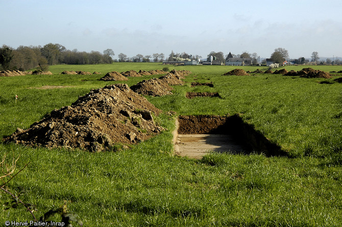 Tranchées de sondages archéologiques réalisées à Pacé (Ille-et-Vilaine), 2007. L'enlèvement de la terre végétale sur 5 à 10 % de la surface concernée permet de localiser la présence de sites archéologiques menacés de destruction.