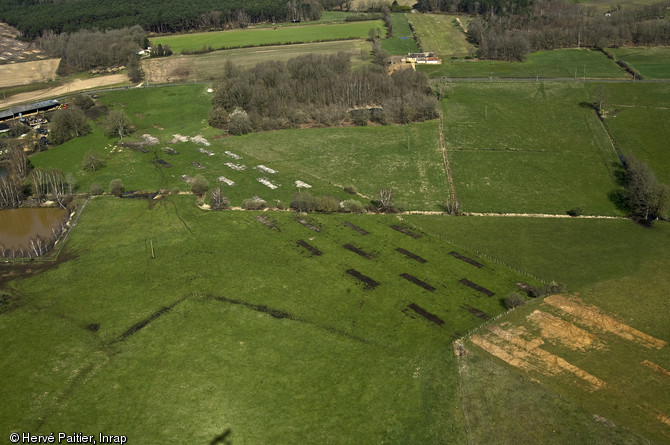 Tranchées de sondages archéologiques réalisées sur le tracé de la LGV Bretagne - Pays de la Loire, 2010.