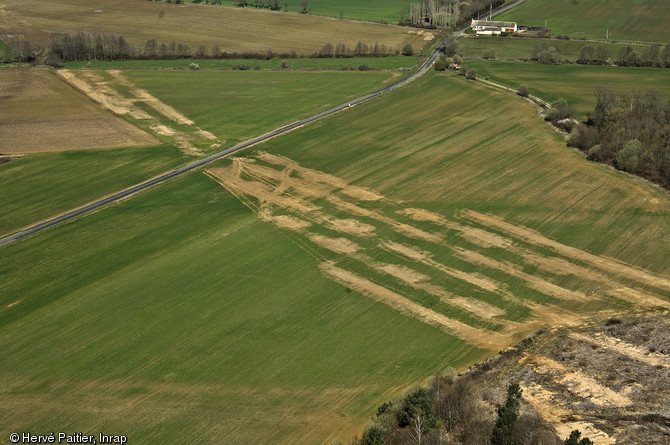 Emplacements des futures tranchées de sondages archéologiques sur le tracé de la LGV Bretagne - Pays de la Loire, 2010.  Les diagnostics permettent de localiser des sites archéologiques menacés de destruction ainsi que d'en évaluer l'importance.