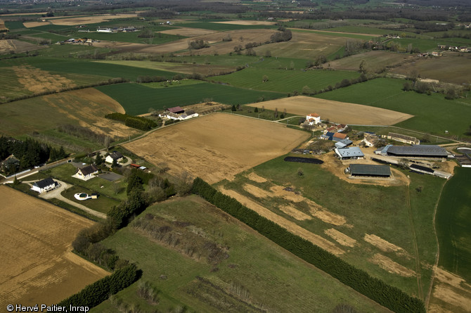 Décapages préalables à la réalisation de tranchées de sondages archéologiques sur le tracé de la future LGV Bretagne - Pays de la Loire, 2010. 