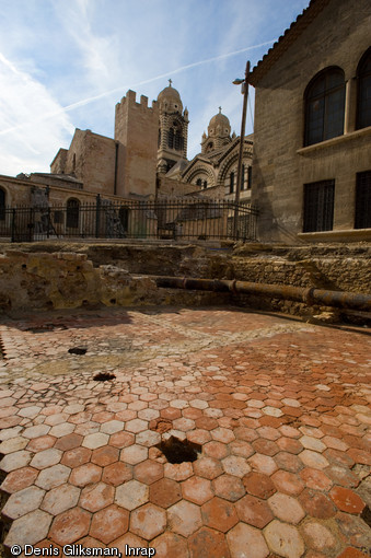 Le sol de tomettes de la chapelle des Pénitents du XVIIe s., fouille de l'esplanade de la Major à Marseille, 2008. 