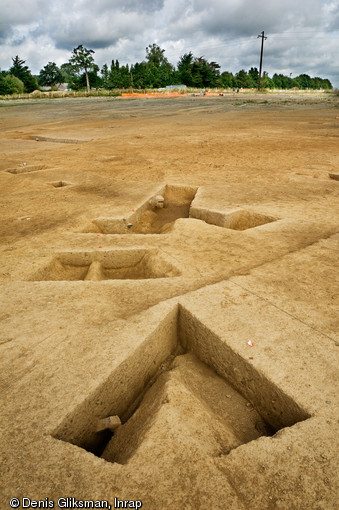 Fouille du site de la Perdriotais sur la commune de Châteaugiron (Ille-et-Vilaine), 2008.  Ici une vue de sondages effectués dans des fossés du haut Moyen Âge : aux alentours des VIe-IXe s., plusieurs unités d’habitation et annexes agricoles se répartissent au sein d’enclos délimités par des fossés, respectant les parcellaires antérieurs. 