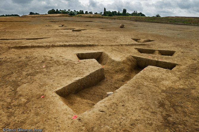 Vue de sondages effectués dans des fossés du haut Moyen Âge. Fouille du site de la Perdriotais sur la commune de Châteaugiron (Ille-et-Vilaine), 2008.  Aux alentours des VIe-IXe s., plusieurs unités d’habitation et annexes agricoles se répartissent au sein d’enclos délimités par des fossés, respectant les parcellaires antérieurs. 