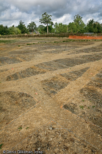 Traces des structures après décapage et avant la fouille du site de la Perdriotais sur la commune de Châteaugiron (Ille-et-Vilaine), 2008.  Ici les fossés du haut Moyen Âge : à l'intérieur des espaces circonscrits s'organisent  les unités d'habitation, mais aussi les activités domestiques et artisanales. 