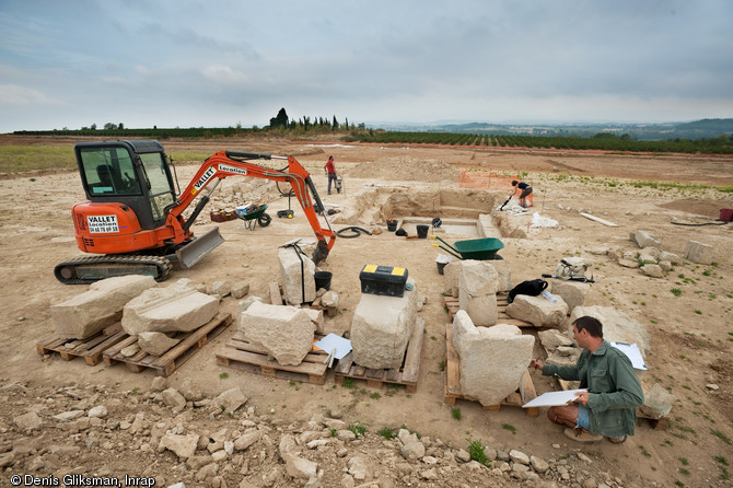 Vestiges d'un mausolée au premier plan et d'une villa au second plan datés du Haut Empire, fouille sur la commune de Carcassonne (Aude), 2008.  Ce mausolée est le seul connu en France à présenter une crypte construite en grand appareil, fait exceptionnel pour la partie occidentale de l'Empire. 