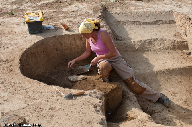 Fouille d'un silo de la fin de l'Antiquité sur la commune de Carcassonne (Aude), 2009.  Dans la première moitié du Ve s. de notre ère, une petite ferme s'établit à côté de la villa qui est alors détruite. Cette occupation comprend une activité métallurgique, de l'ensilage, ainsi qu'un possible bâtiment en matériaux périssables construit sur sablière basse. 