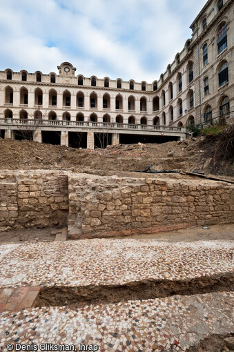 L'église du Saint Esprit au premier plan dont les cryptes sont aménagées sur un sol romain du Ier s. avant notre ère. Fouille de l'Hôtel Dieu à Marseille, 2010.  L’église a été retrouvée et dégagée dans sa quasi-totalité : largement remaniée au début du XVIIe siècle, son sous-sol conserve des vestiges antérieurs, antiques et médievaux. 