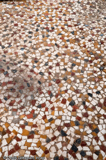 Pavement romain du Ier s. avant notre ère, fouille de l'Hôtel-Dieu à Marseille, 2010.  Ces sols, utilisés jusqu'au XIXe s., sont constitués de grosses tesselles irrégulières de pierres blanches, noires, jaunes et rouges (opus de style délien).