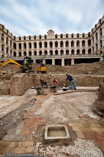 Dégagement de l'église du Saint-Esprit, remaniée largement au début du XVIIe s. Fouille de l'Hôtel Dieu à Marseille, 2010.  Le sous-sol de l’église conserve des vestiges antérieurs, notamment médiévaux. Mais la découverte majeure est la présence de sols romains bien conservés réutilisés au XVIIe et XVIIIe s. comme sols des cryptes.  