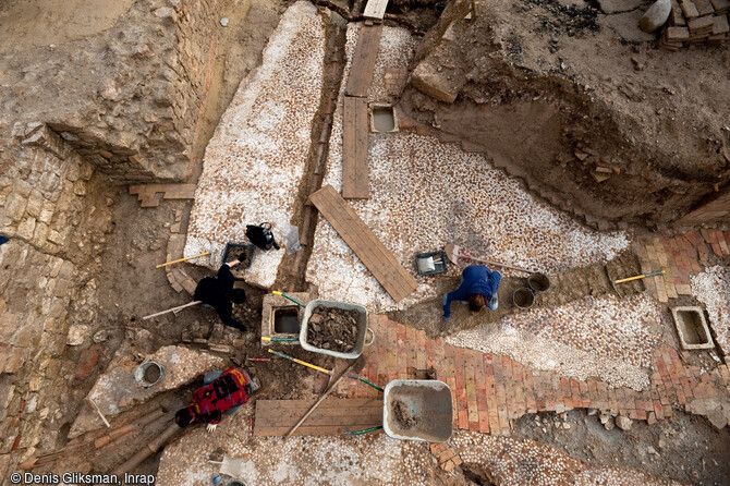 Crypte de l'église du Saint-Esprit en cours de fouille. Fouille de l'Hôtel-Dieu à Marseille, 2010.  Des pavements romains polychromes, particulièrement bien conservés, y ont été mis au jour. Ils sont utilisés aux XVIIe et XVIIIe s. comme sols des cryptes. 