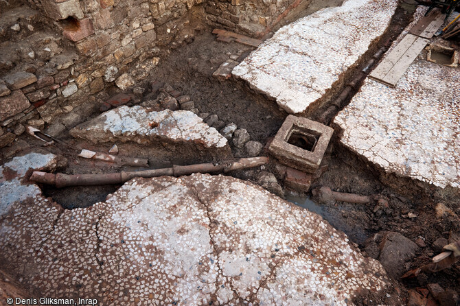 Les sols romains percés par le système de draînage des cryptes de l'église du XVIIe s. Fouille de l'Hôtel-Dieu à Marseille, 2010.