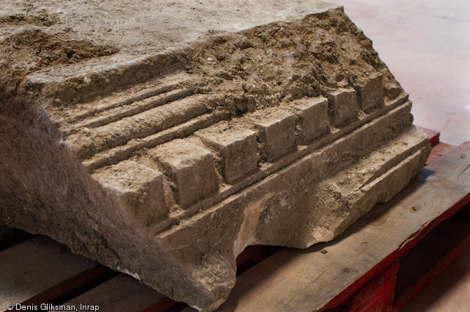Fragment de corniche à modillons issue du mausolée gallo-romain, Ier s. de notre ère. Fouille du site de la Cougourlude à Lattes (Hérault), 2010.