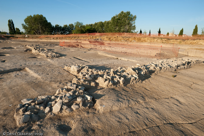 Enclos quadrangulaire du mausolée, daté du Ier s. de notre ère. Il doit être mis en relation avec la villa mise au jour à quelques dizaines de mètres de là. Fouille du site de la Cougourlude à Lattes (Hérault), 2010. 