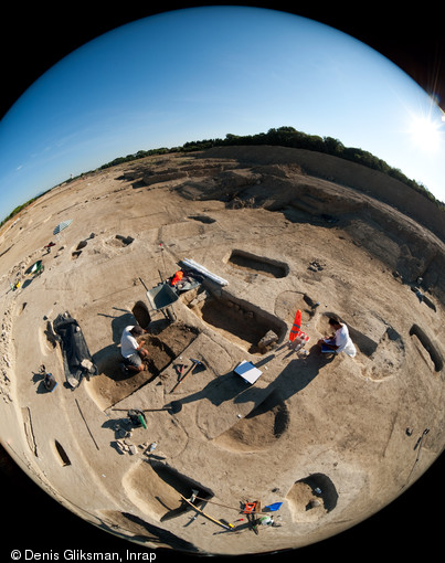 Nécropole du IVe s. de notre ère. Fouille du site de la Cougourlude à Lattes (Hérault), 2010.  Tombes à inhumation d'adultes et d'enfants aux abords du mausolée, déja démantelé lors de l'installation de la nécropole. 