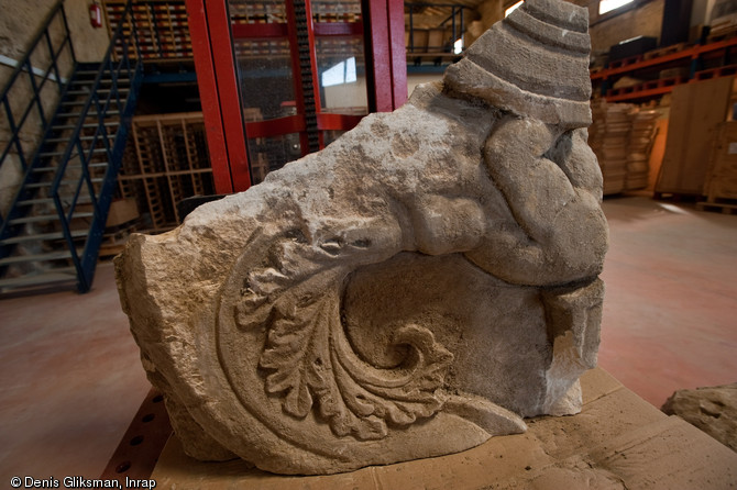 Fragment de bloc de frise à motif de triton issu du mausolée gallo-romain, Ier s. de notre ère. Fouille du site de la Cougourlude à Lattes (Hérault), 2010. 