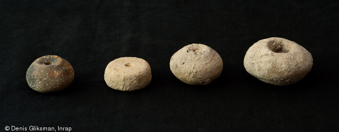 Lot de fusaïoles en terre cuite, VIe s. avant notre ère. Fouille du site de la Cougourlude à Lattes (Hérault), 2010. 