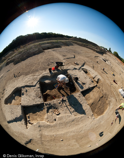 Fouille d'une fosse d'extraction de limon destiné à la construction liée à l'habitat protohistorique, VIe-Ve s. avant notre ère. Fouille du site de la Cougourlude à Lattes (Hérault), 2010.